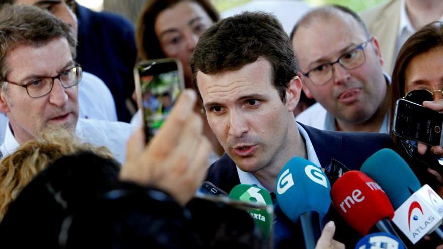 Casado atiende a los medios.