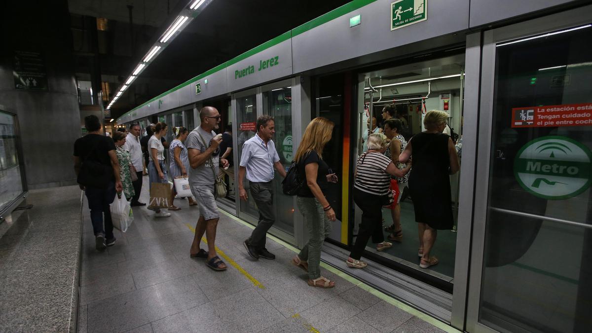 Viajeros en el metro de Sevilla.