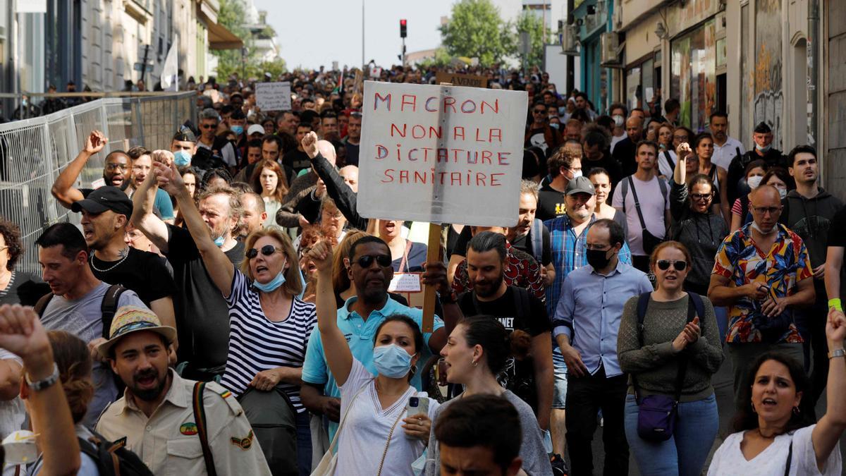 Protesta contra la política de vacunación y las restricciones del Gobierno de Macron, este sábado en París.