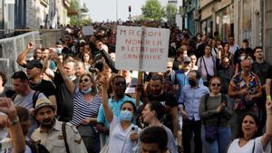 Protesta contra la política de vacunación y las restricciones del Gobierno de Macron, este sábado en París.