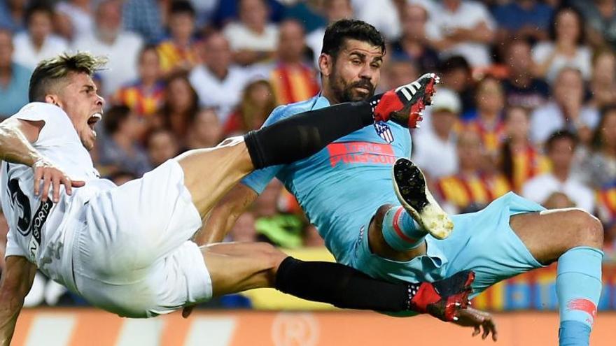 Diego Costa y Gabriel Paulista, en una acción del partido.