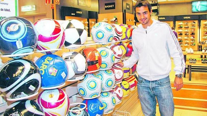 Miguel de las Cuevas, ayer, en un centro comercial de Gijón, posando junto a la estantería de los balones de fútbol.