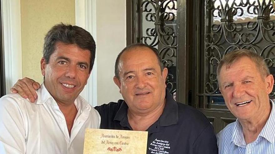 Mazón se ha llevado, además, un obsequio de la asociación ilicitana