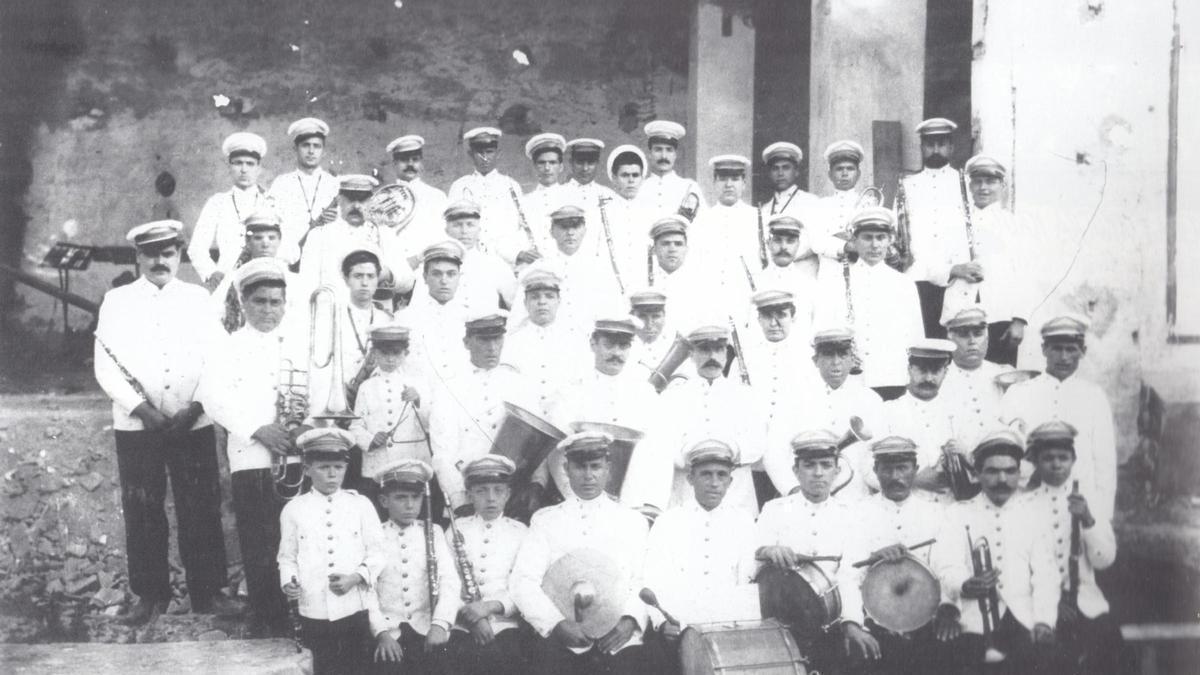 La banda del Centro Artístico Musical, el 1902, en l’etapa com a director seu de Valentín Planells Gozalvo.