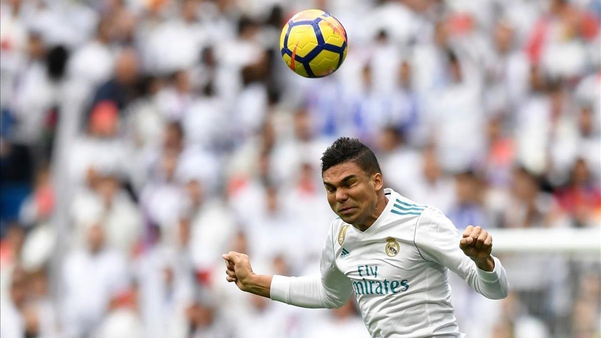 undefined41078242 real madrid s brazilian midfielder casemiro heads the ball a171125183541