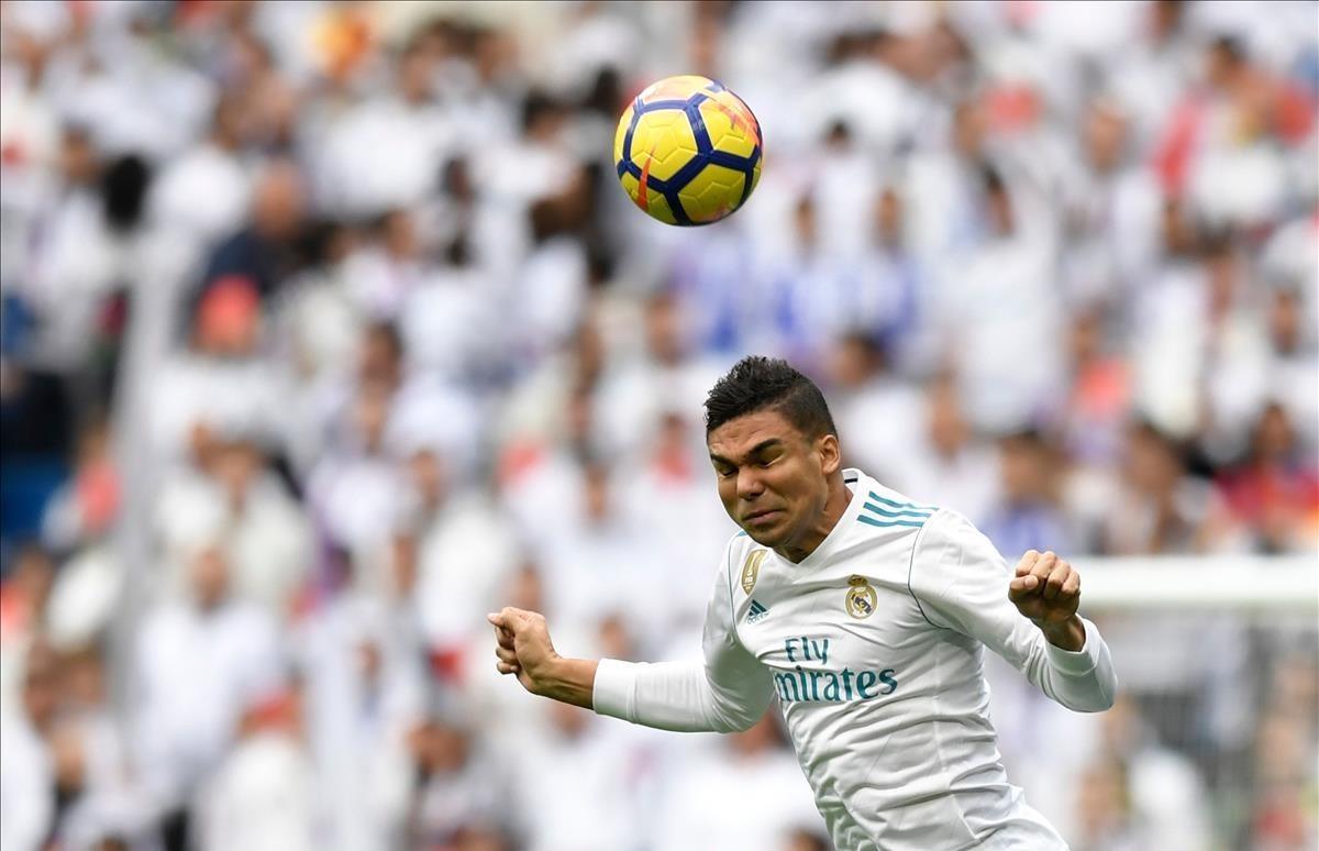 undefined41078242 real madrid s brazilian midfielder casemiro heads the ball a171125183541