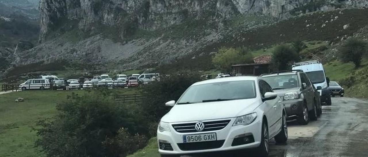 Dos barreras cerrarán el acceso a los Lagos y habrá cámaras para controlar los coches