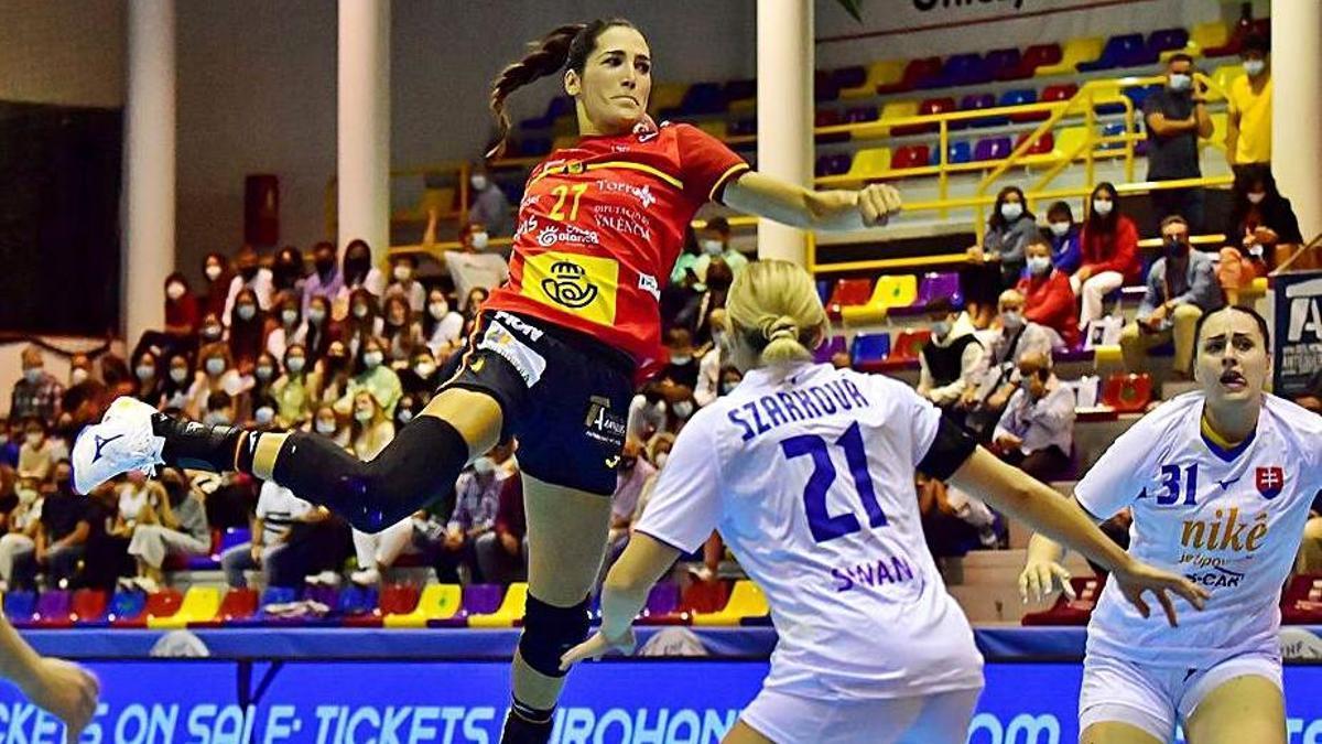 Lara González se dispone a lanzar. // J.L.RECIO