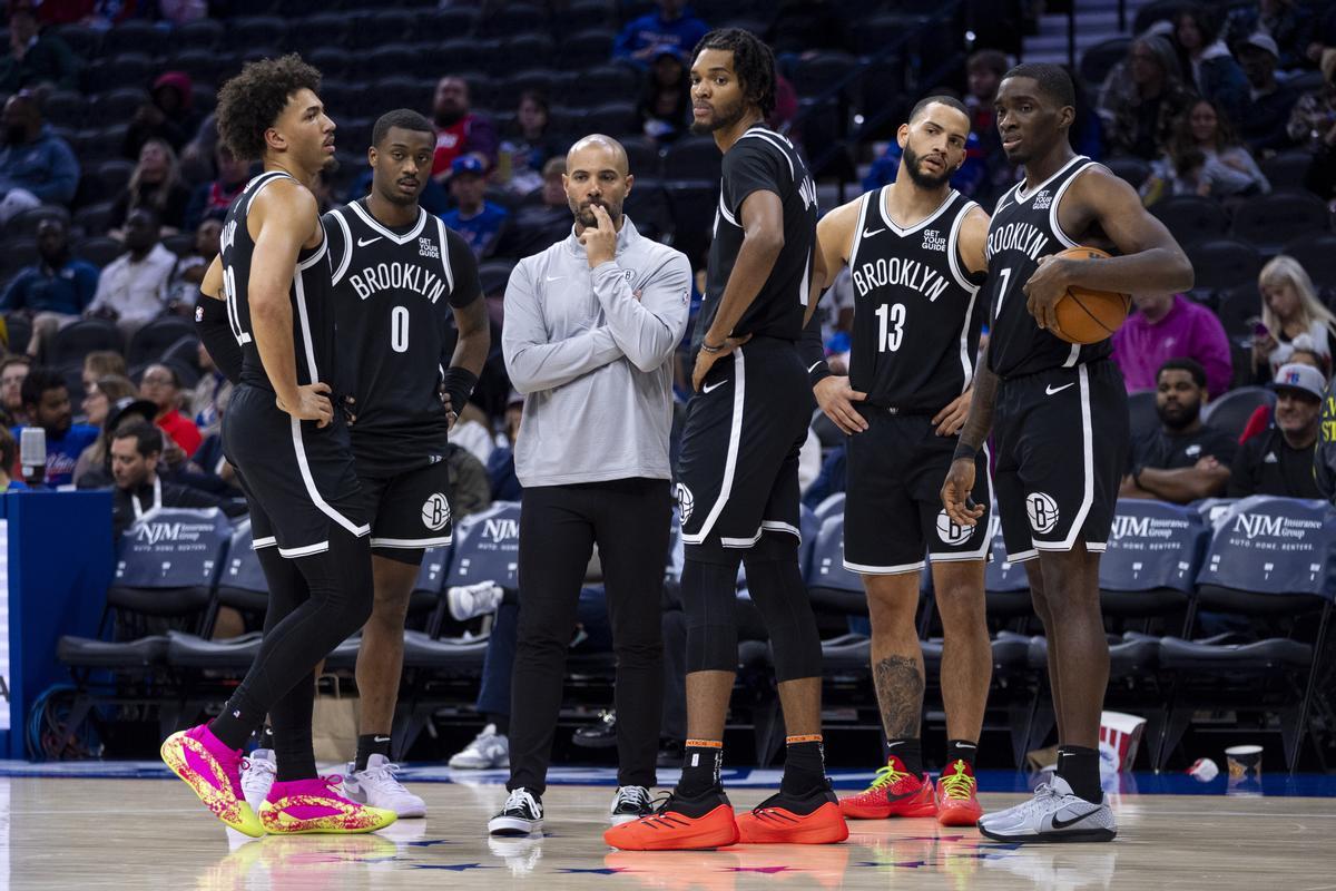 Brooklyn Nets head coach Jordi Fernandez, center left, looks on with his team during the second half of a preseason NBA basketball game against the Philadelphia 76ers, Wednesday, Oct. 16, 2024, in Philadelphia. The 76ers won 117-95. (AP Photo/Chris Szagola) associated Press / LaPresse Only italy and Spain. EDITORIAL USE ONLY/ONLY ITALY AND SPAIN