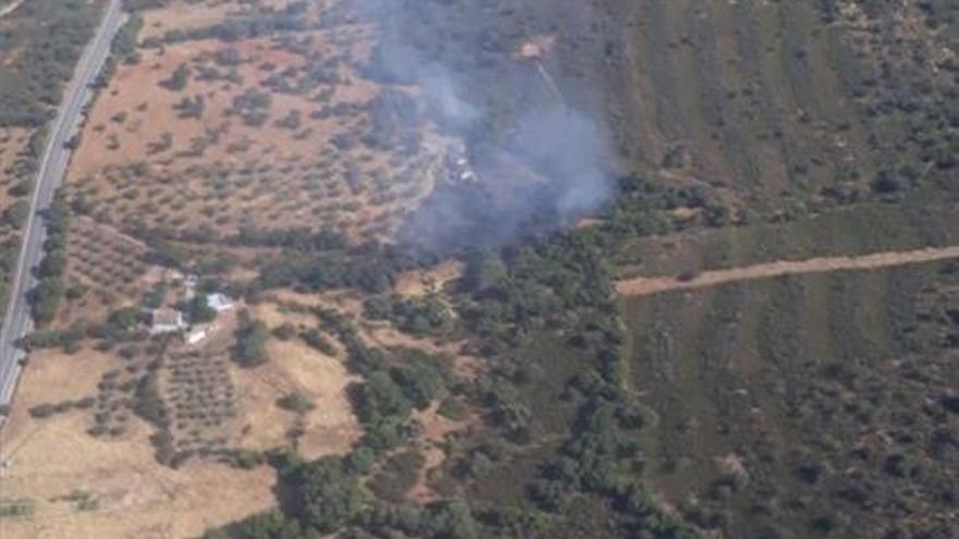 Declarado en Santa Eufemia un incendio forestal en una zona de matorral bajo y poca arboleda