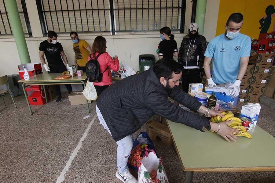 Reparto masivo de alimentos en el colegio Fernán Pérez de Oliva