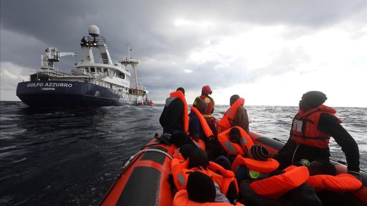 El buque Golfo Azzurro de la ONG Proactiva Open Arms, rescata a 112 inmigrantes a bordo de una balsa a la deriva frente a la costa de Libia.