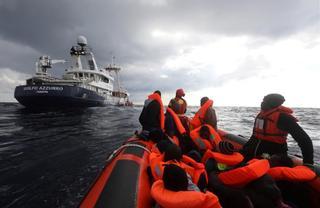 Varias oenegés denuncian que el código de conducta que prepara Italia restringe los rescates de inmigrantes