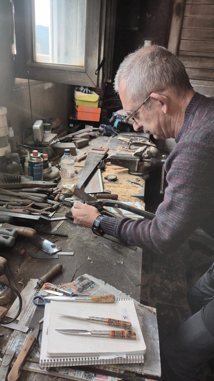 José Rodil en su taller de A Pontenova, donde el acero sale del fuego y se moldea a golpe de martillo