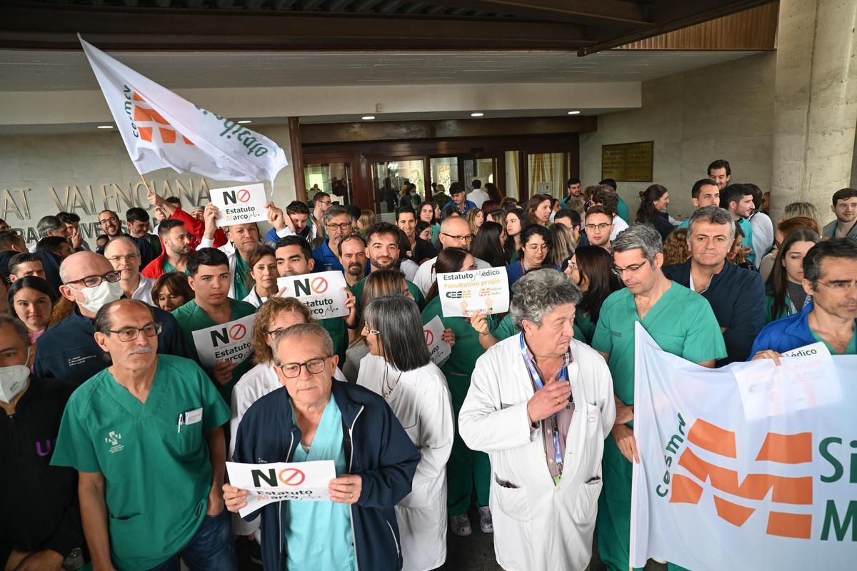 Los médicos del Hospital General de Elche ya han dicho "¡basta!" a la ministra de Sanidad