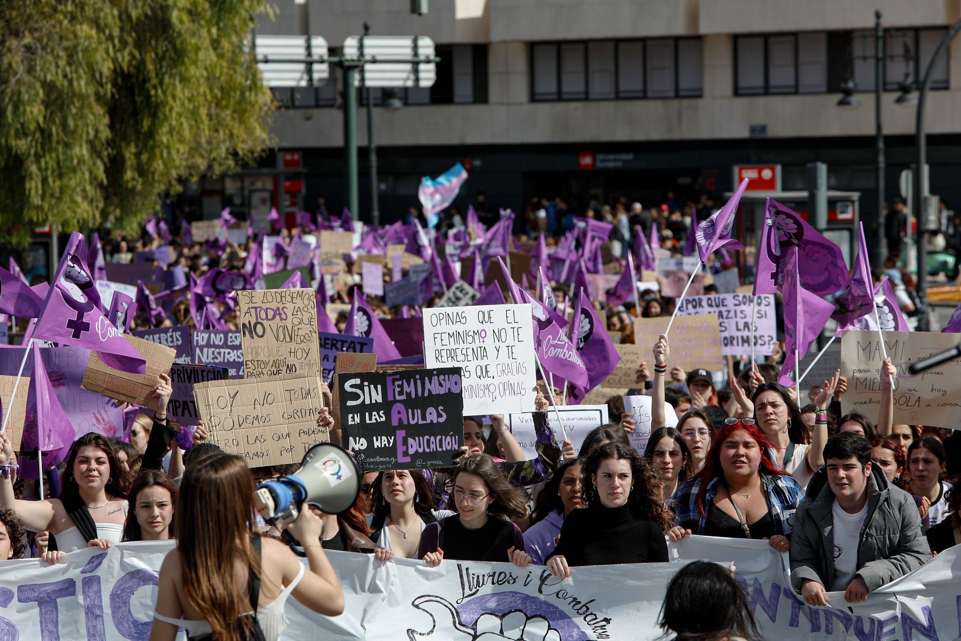 Las estudiantes toman las calles de València en el 8M