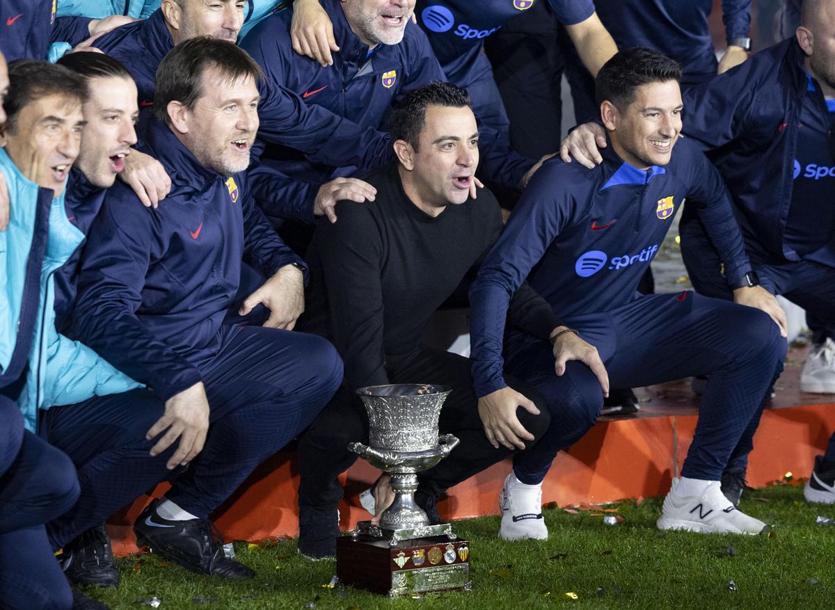 Xavi con la Supercopa