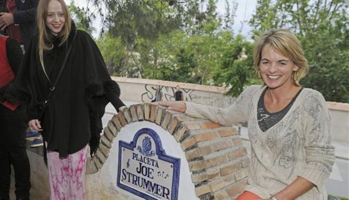Lucinda Garland, viuda de Joe Strummer, amb una de les filles del cantant, a la placeta que recorda el líder dels Clash a Granada. Lucinda Garland, viuda de Joe Strummer, amb una de les filles del cantant, a la placeta que recorda el líder dels Clash a Granada.