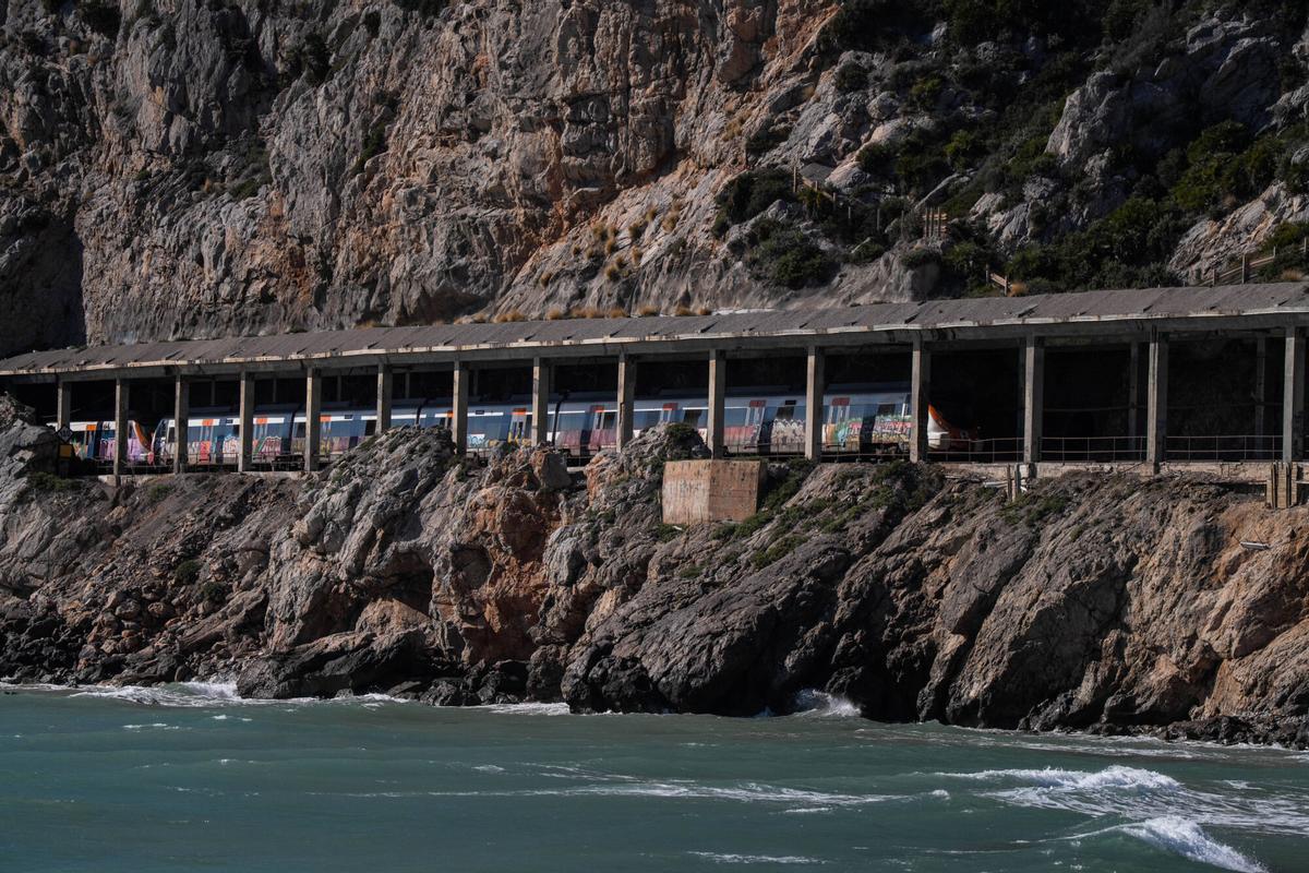 Un tren de la R2 circulando por los túneles del Garraf, a la altura de la Cala Ginesta (Sitges)