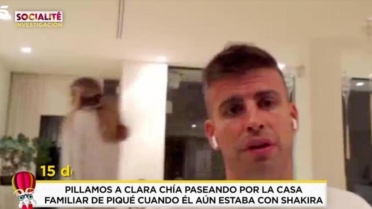 Imagen del vídeo en el que Piqué aparece acompañado en su casa haciendo un directo con Ibai mientras aún mantenía la relación con Shakira.