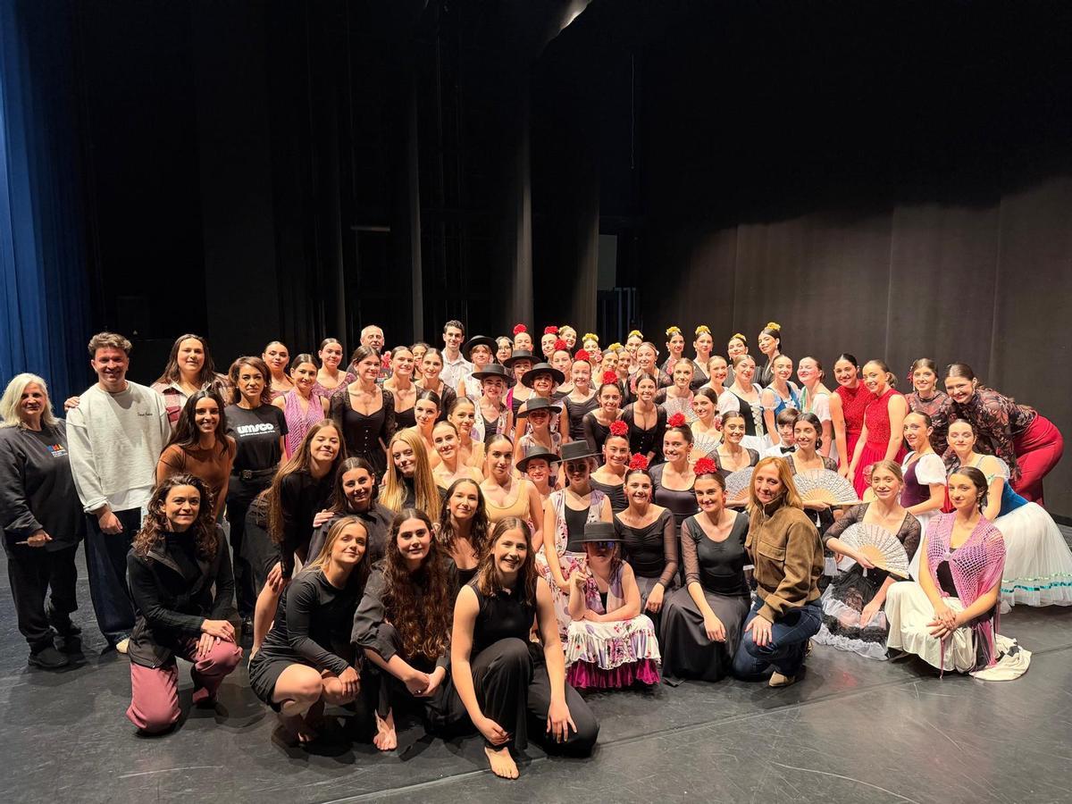 Más de 200 estudiantes de distintas escuelas participan en la gala de danza celebrada en el Teatre Payà de Burriana.
