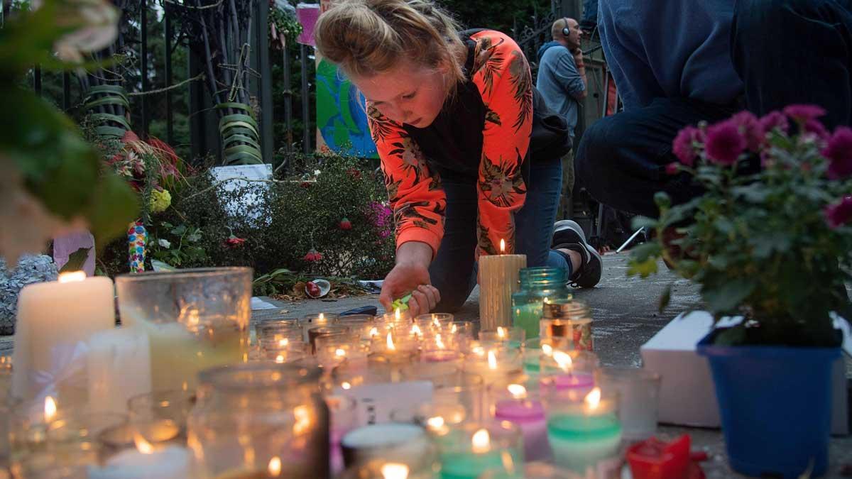 Miles de personas participan en una vigilia en recuerdo a los fallecidos en el ataque en Christchurch