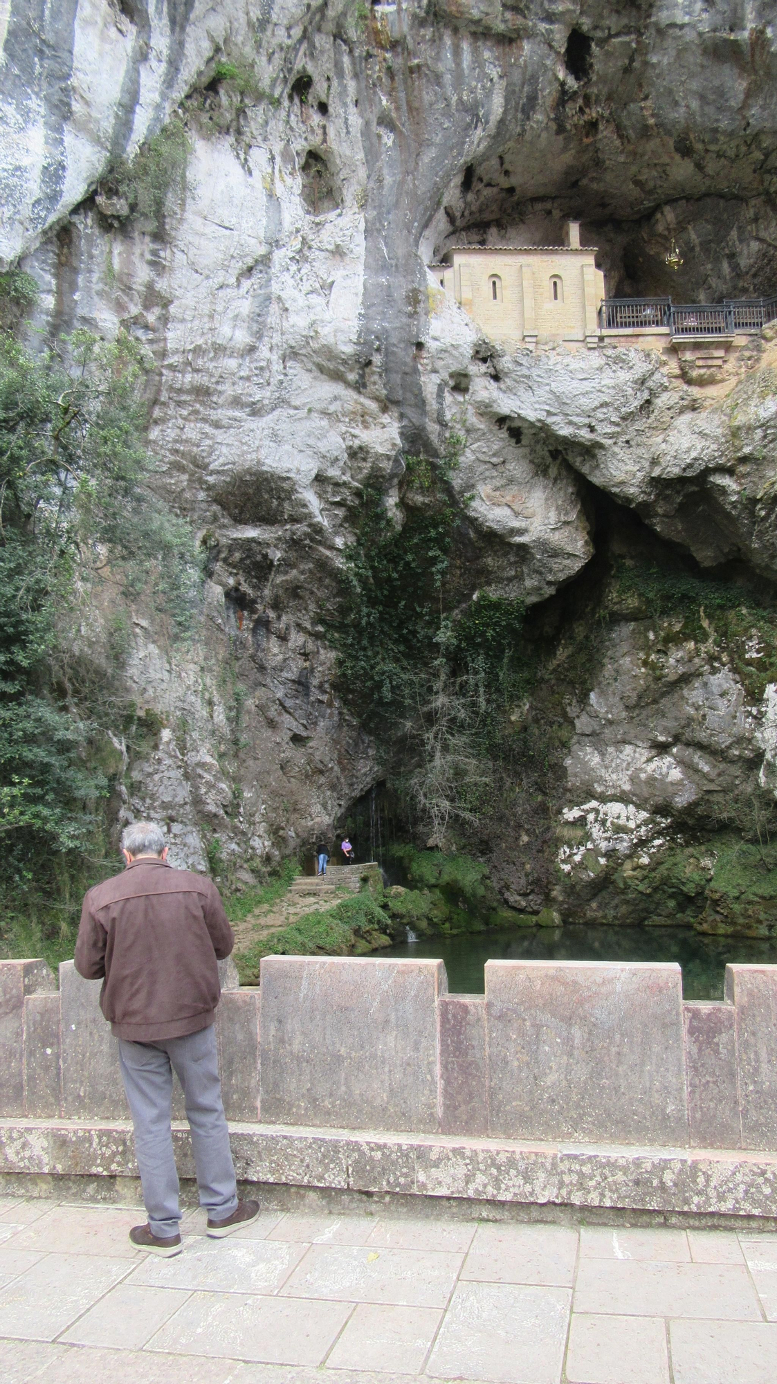 La cascada seca bajo la Santa Cueva.