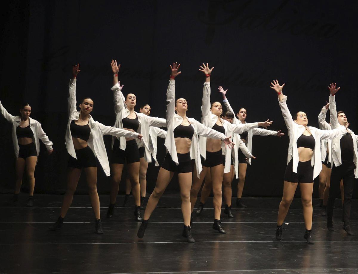 Una de las coreografías grupales que se interpretaron ayer en el Auditorio de Afundación. | GUSTAVO SANTOS