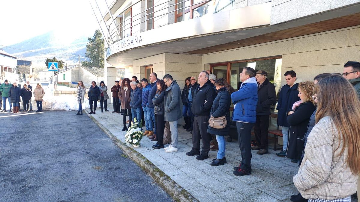 La concentración ante el Ayuntamiento de Degaña.