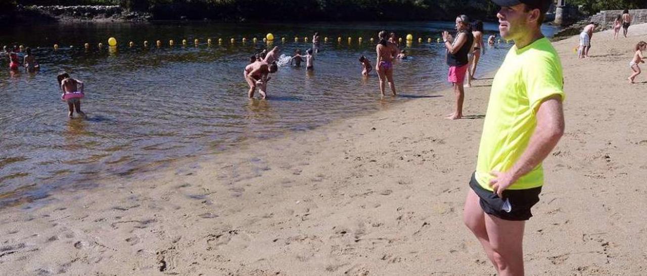 Un vigilante en la playa fluvial el pasado año, cuyo proceso de contratación está en marcha. // R. Vázquez