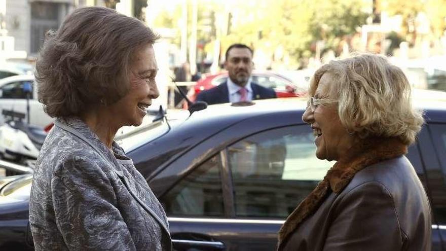 La reina Sofía y Manuela Carmena, ayer, en Madrid.