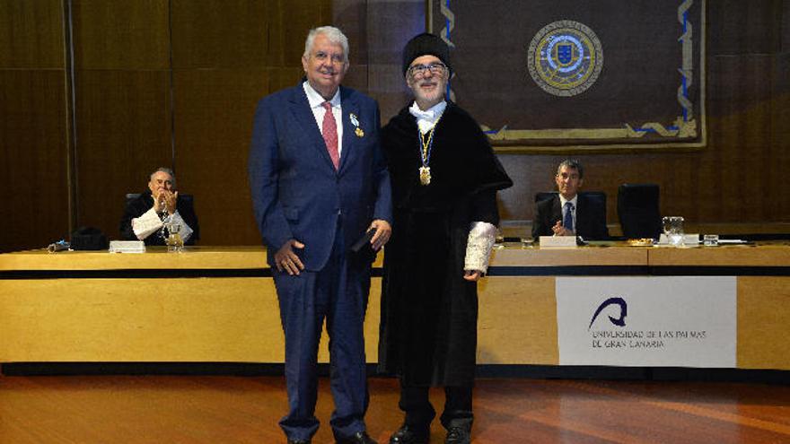 Siemens recibe la Medalla de la Universidad de manos de Regidor.