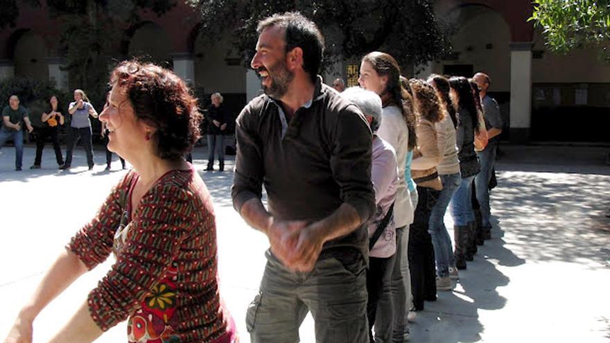 Mari Luz Lurbe dirigeix el taller de risoteràpia.