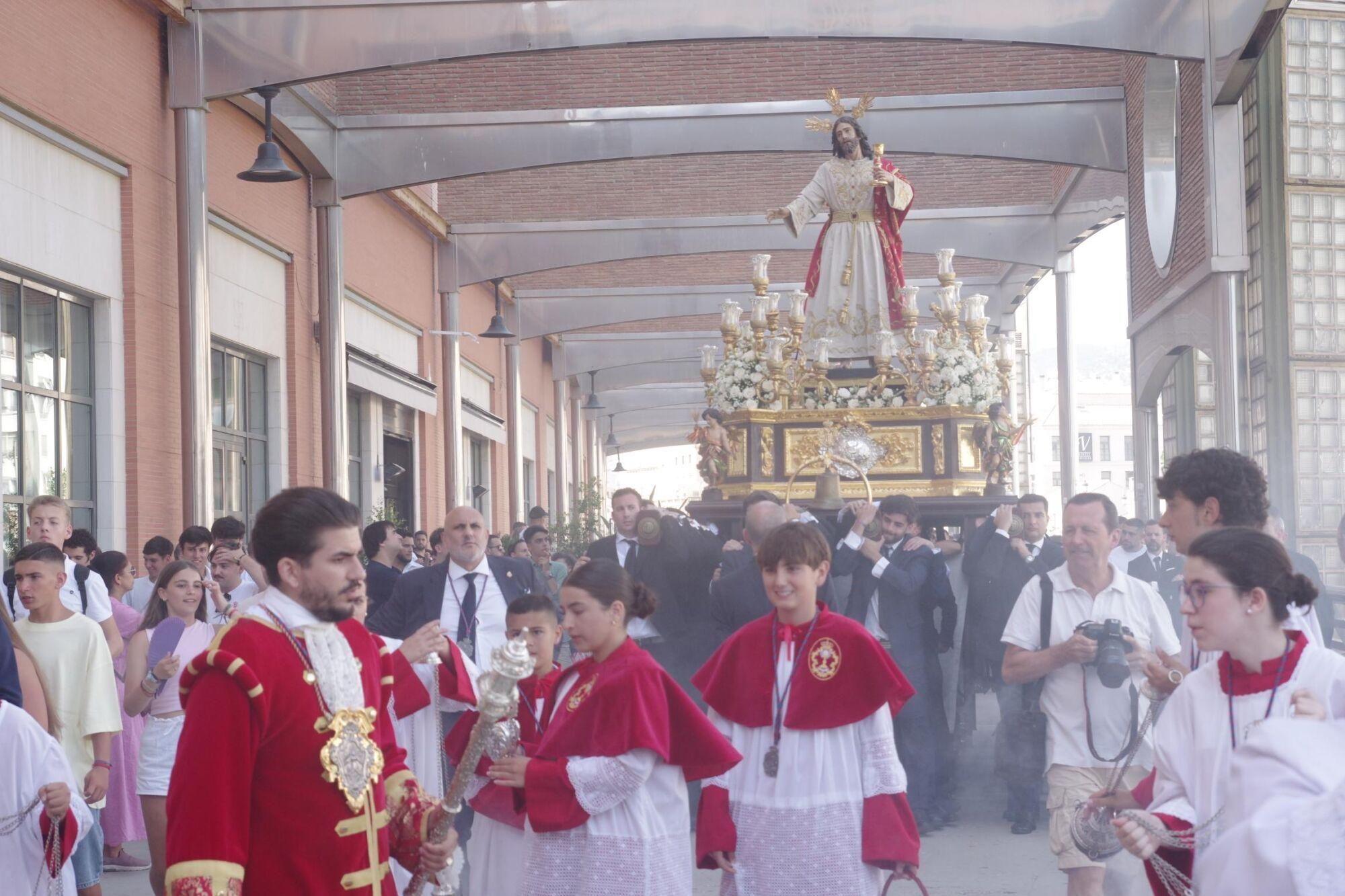 Traslado del Señor de la Cena para presidir el altar del Corpus de Málaga que monta la cofradía