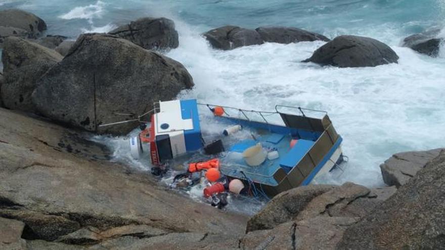 Naufragio en Bueu: una planeadora choca contra las rocas en Cabo Udra