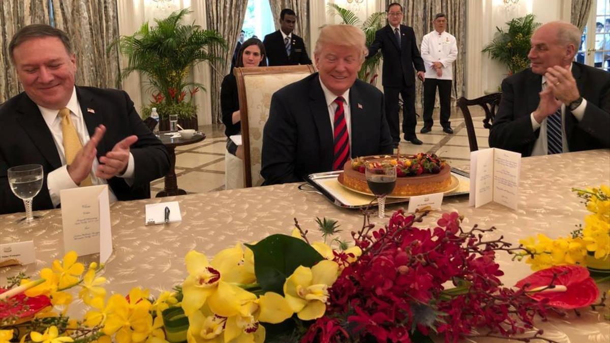 zentauroepp43704949 u s  president donald trump smiles in front of a cake during180611083803