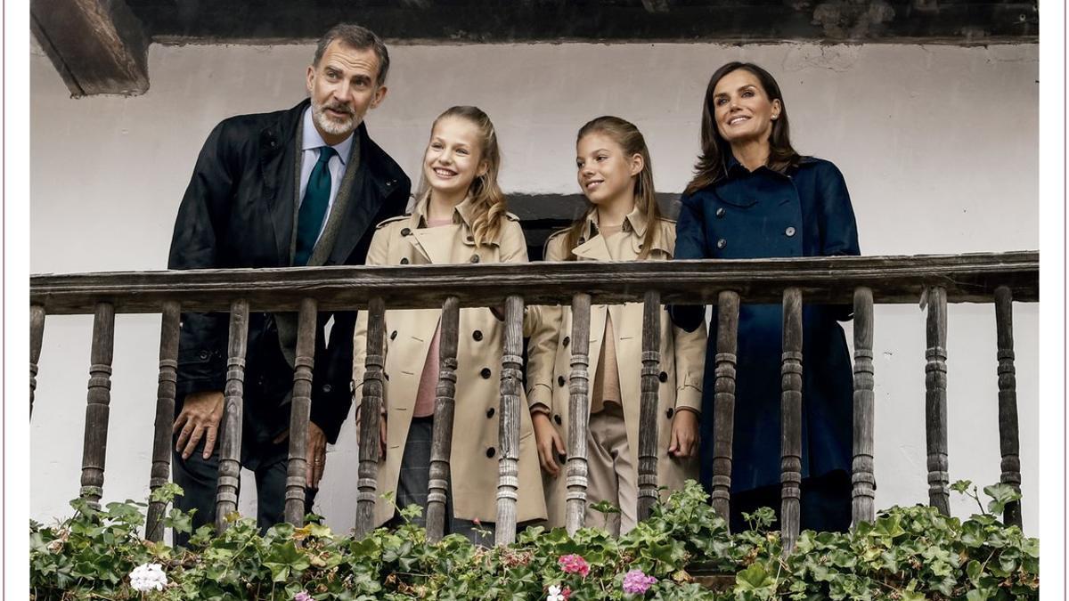 La postal navideña de Los Reyes y sus hijas, Leonor y Sofía, en el 'pueblo ejemplar' de Asiegu, el pasado octubre, cuando los actos de los Premios Princesa de Asturias.