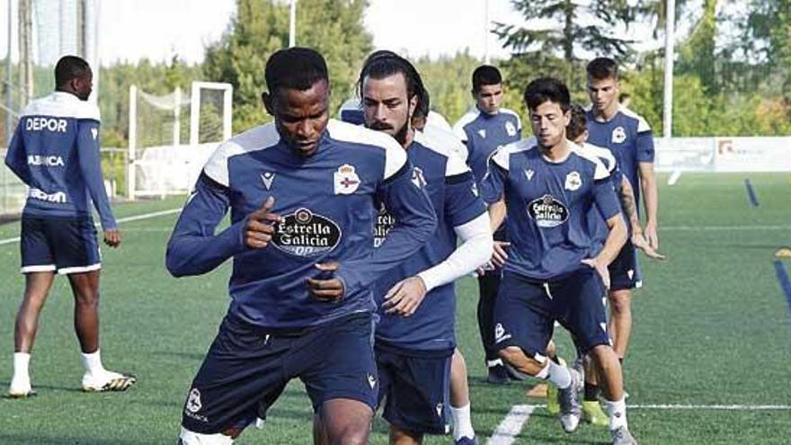 Uche y Héctor, al frente del grupo durante un entrenamiento sobre césped artificial.