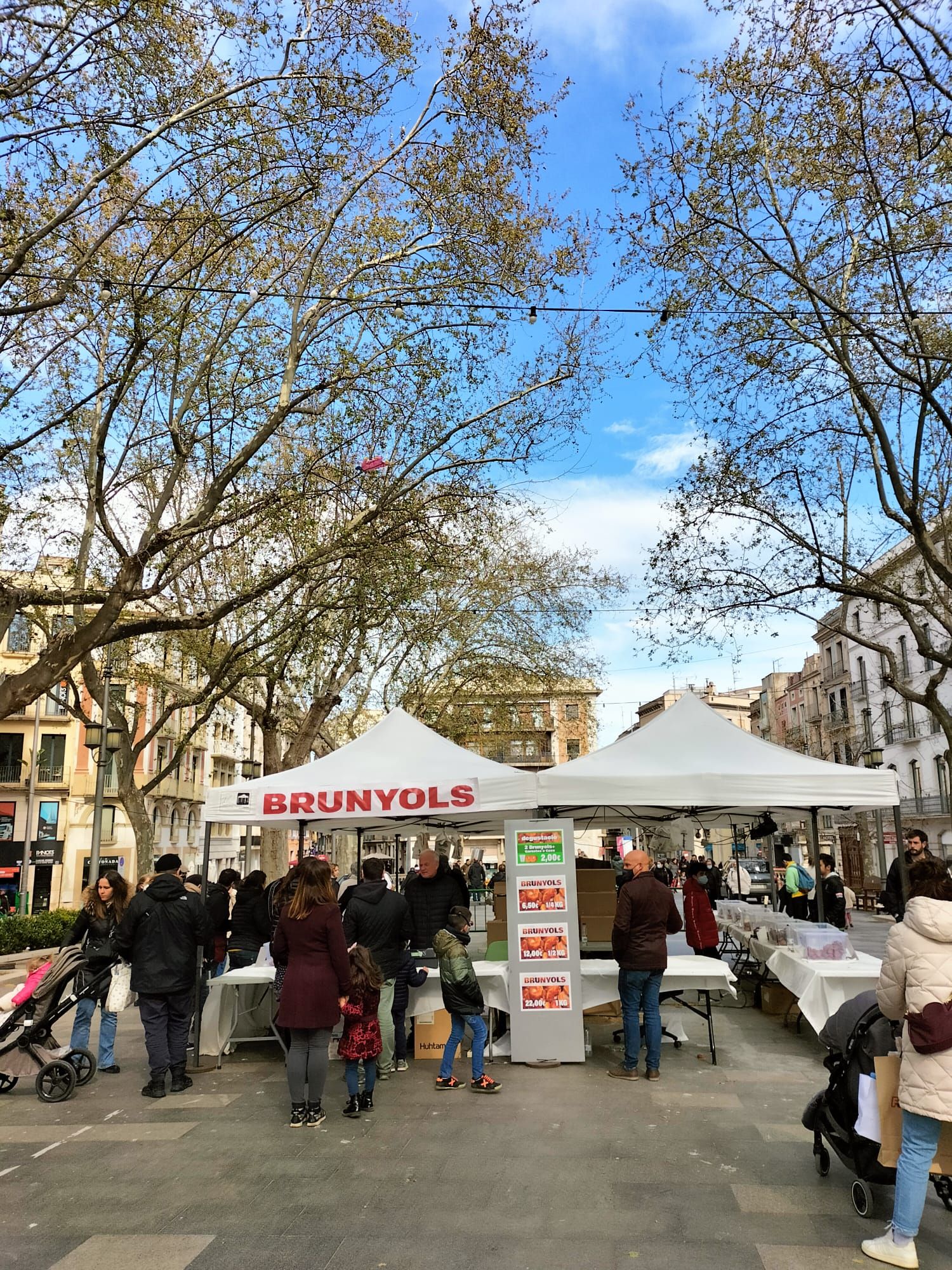 Torna la cua per comprar brunyols a la Rambla