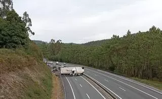 Cortado el tráfico de la AP-9 en Caldas en sentido Pontevedra por el choque de un turismo y un camión
