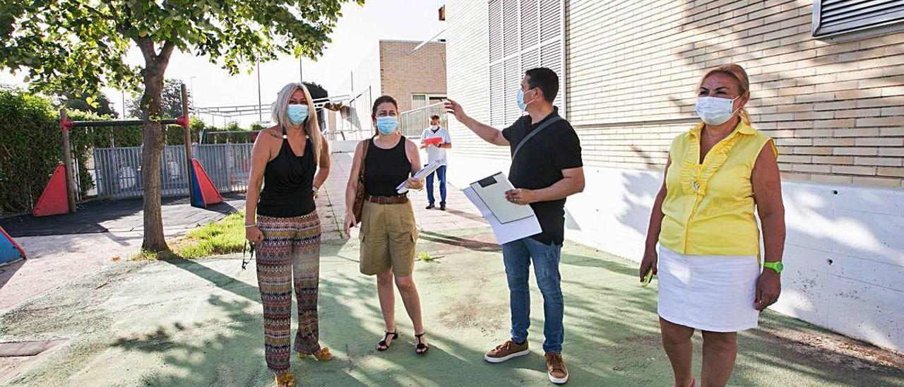 La concejala de Educación, Carmen Fuster, y otras autoridades en una visita al CEE Enric Valor.