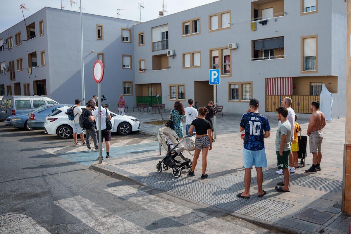 Imágenes del lugar del tiroteo de ayer donde han fallecido tres personas en Isla Cristina. A 17 de agosto de 2026 en Isla Cristina, Huelva (Andalucía, España). Tres personas --una mujer de 39 años embarazada de ocho meses, otra mujer de 62 años y un menor de 16-- han muerto este domingo como consecuencia de un tiroteo registrado en la barriada de El Rocío de Isla Cristina (Huelva), que podría estar relacionado con el que acabó con un hombre muerto y otro herido en 2024 en la barrida de El Torrejón de Huelva capital. 17 AGOSTO 2026 Francisco J. Olmo / Europa Press 17/08/2026. Francisco J. Olmo;category_code_new;