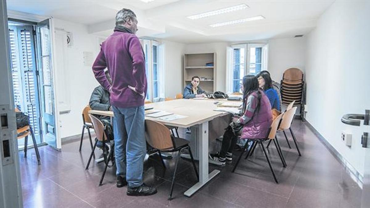 Una clase en el Espai d'Inclusió i Formació Casc Antic (Eicascantic) que forma a unos 500 alumnos, la mayoría extranjeros.