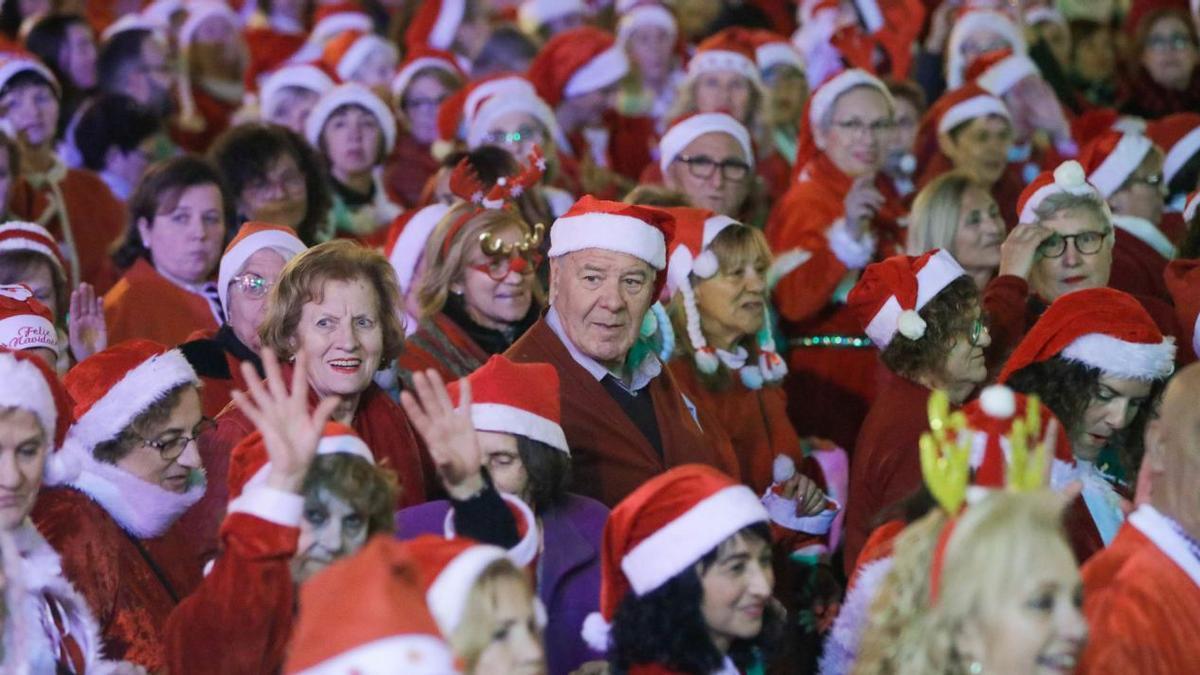 Hunderte von Weihnachtsfrauen und -männern machen beim Line Dance mit.