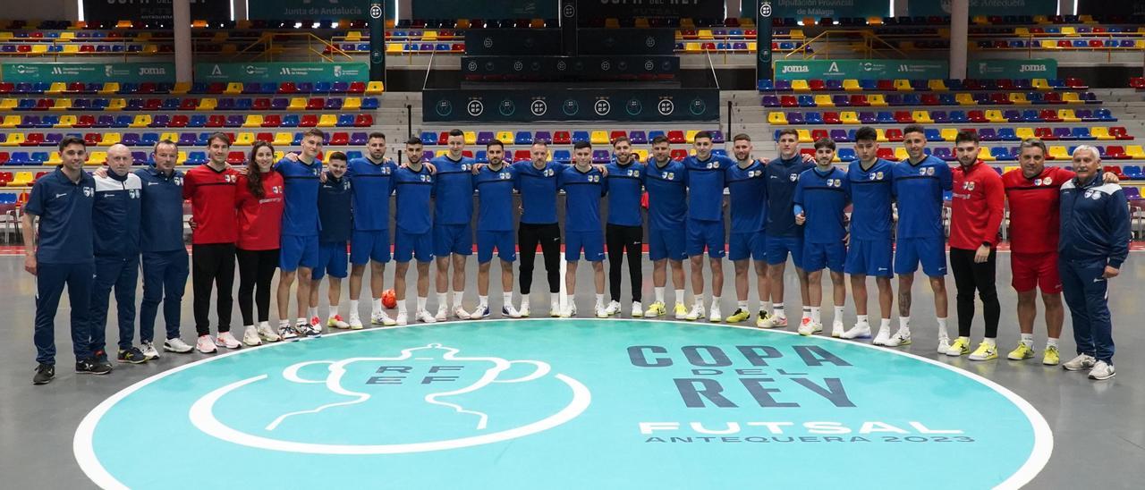 La plantilla y cuerpo técnico del Peñíscola, en el último entrenamiento antes de la Copa del Rey.