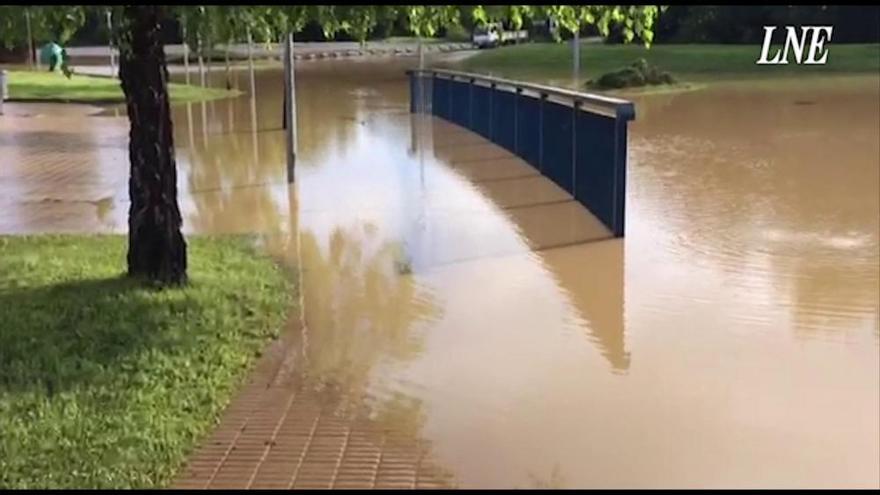 Inundaciones en Asturias: Gijón, inundada tras ser anoche la ciudad donde más llovió de España