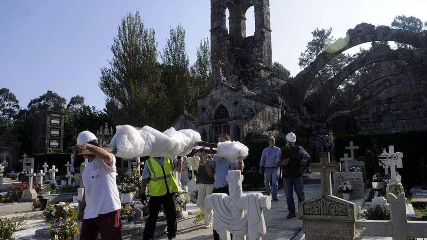 El 24 de septiembre de 2014 se retiró el Cristo, ya muy deteriorado. // Noé Parga