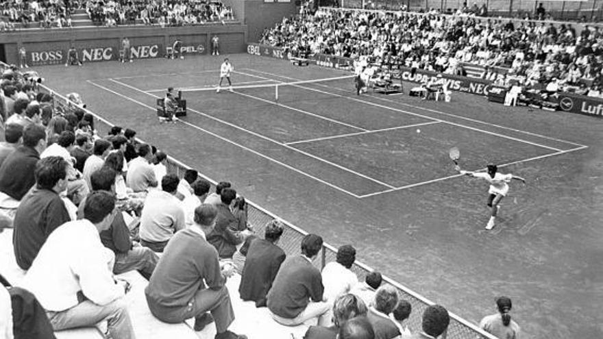 Carlos Costa conecta un revés en el partido frente a Eyal Ran, en el España-Israel de 1992, en el Club de Tenis Avilés.