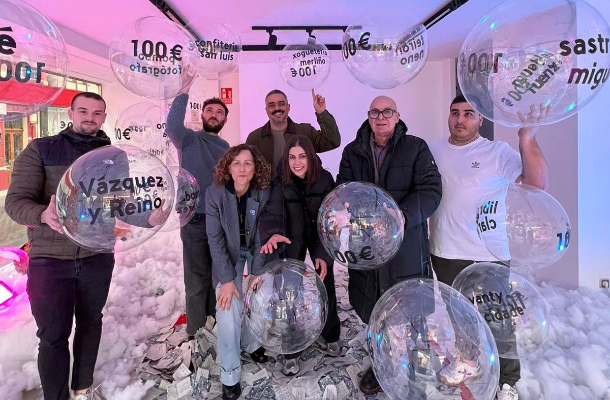 O alcalde carballés, Daniel Pérez, no centro, presidiu o sorteo dos premios.