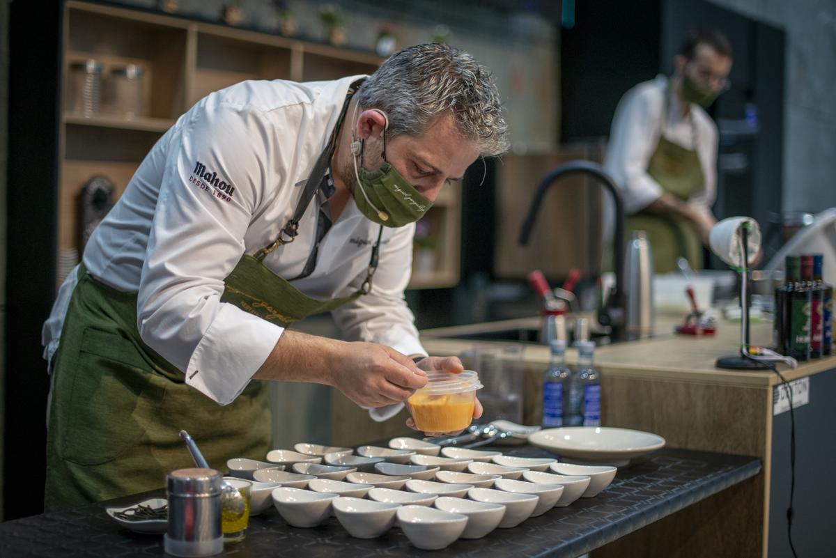 El chef Miguel González, y su compañero Juan Sousa, protagonizaron el primer taller de cocina en directo de Xantar